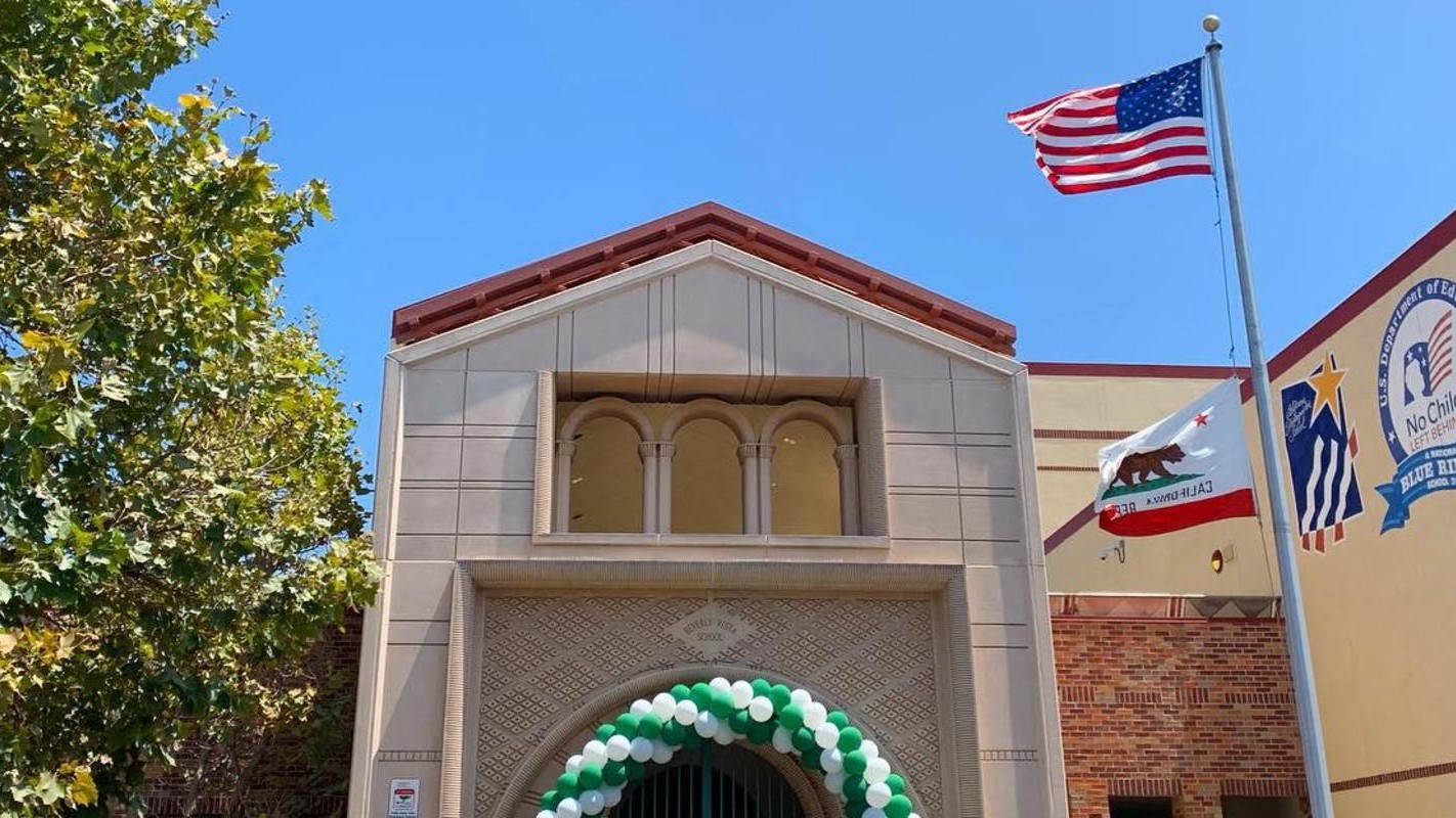 La polizia di Beverly Hills sta indagando sulla distribuzione di false foto intime di scolari generate dall'AI