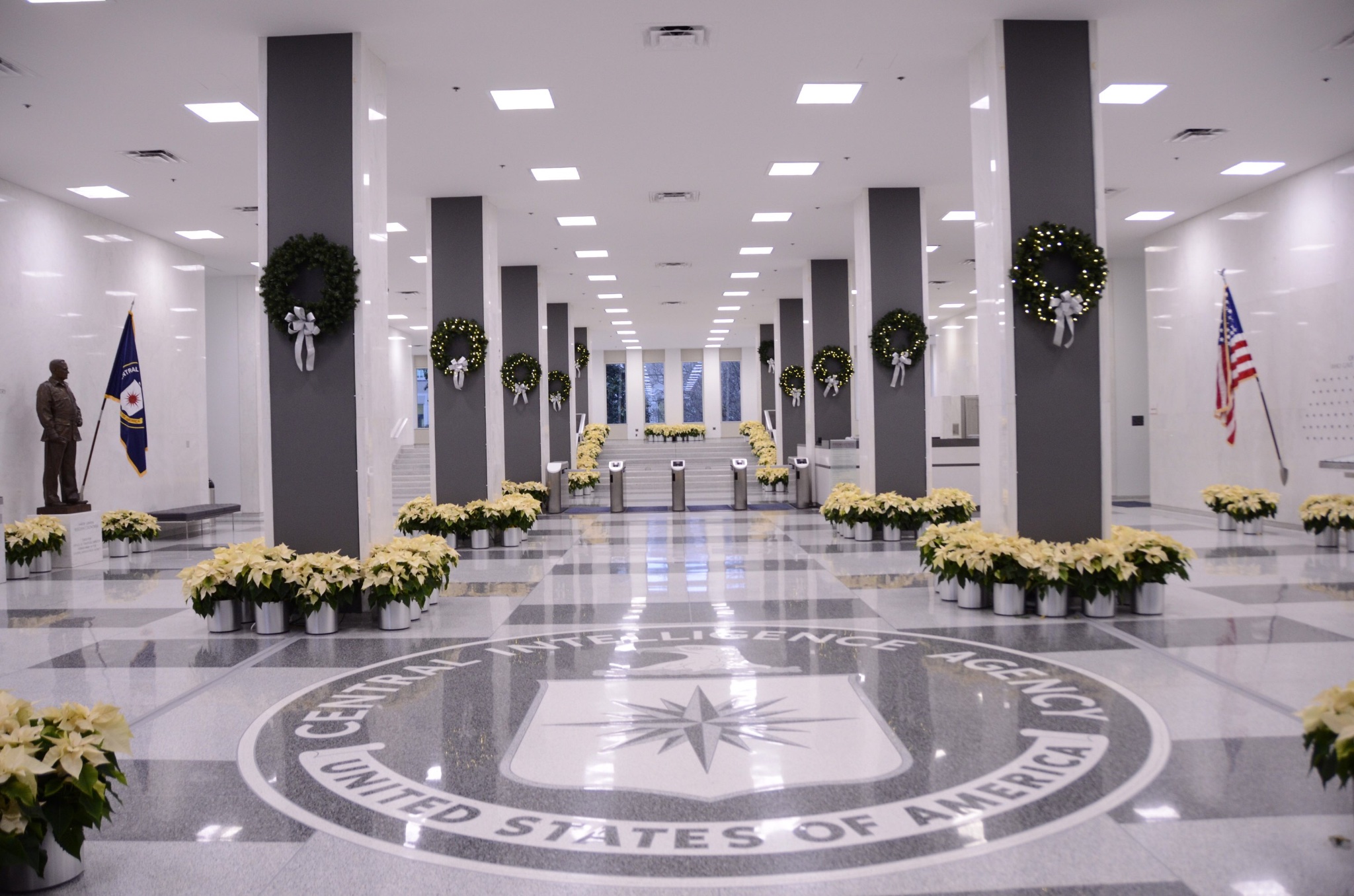 La CIA sta sviluppando un proprio chatbot per cercare e sintetizzare informazioni da fonti aperte La CIA sta sviluppando un proprio chatbot per cercare e sintetizzare informazioni da fonti aperte
