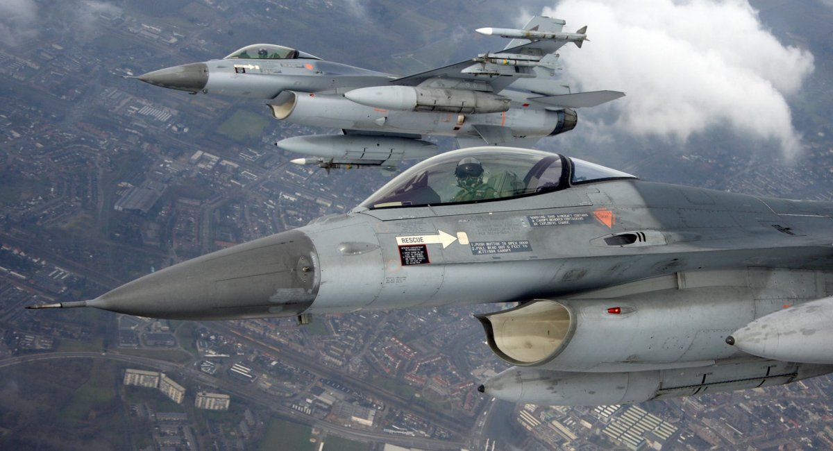 Jet da combattimento F-16 contro il cielo