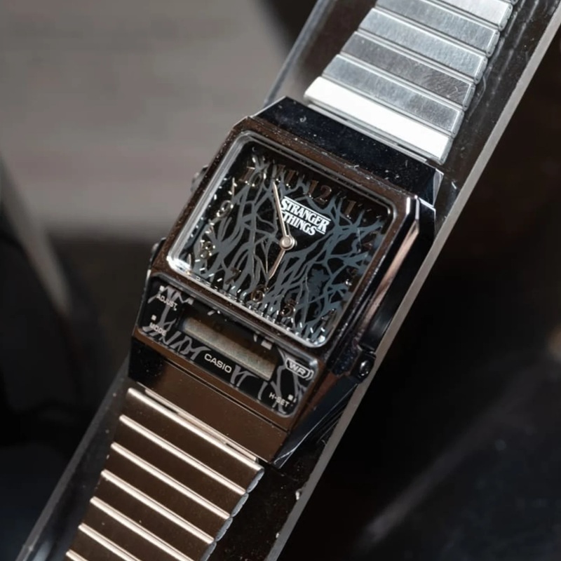 Orologi Casio AQ-800 con elementi di design della serie Stranger Things