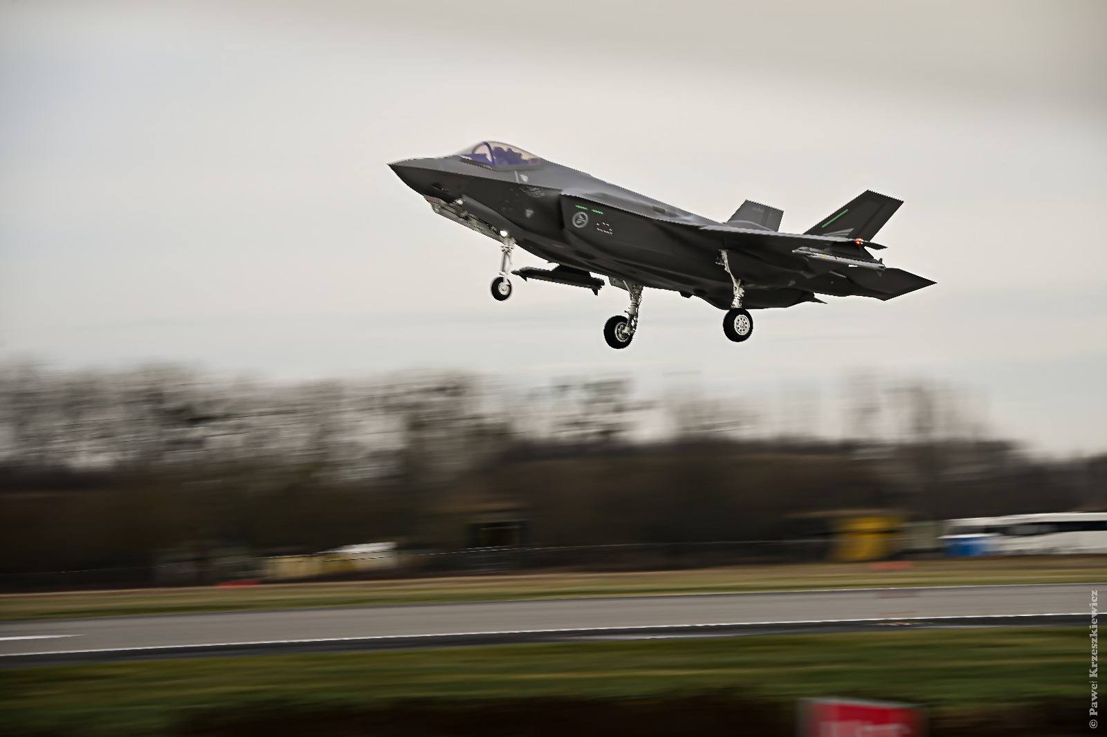 Dimostrazione dell'F-35A nel cielo