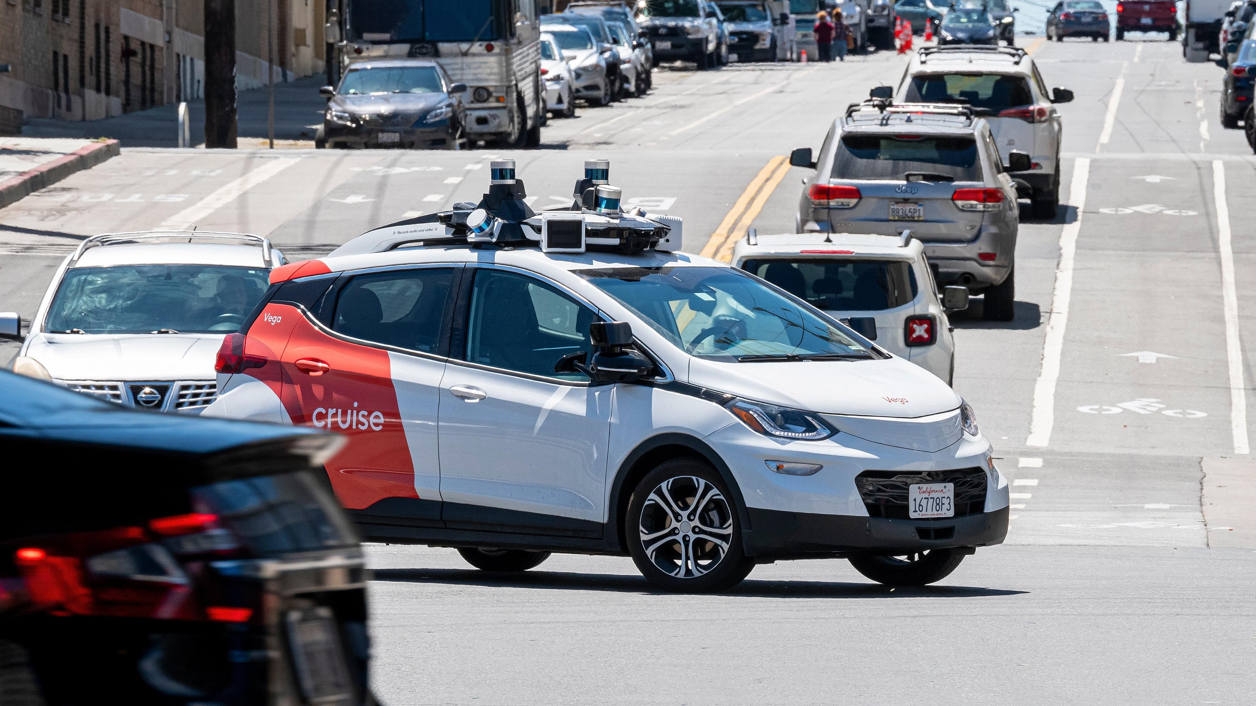 I robotaxi Cruise richiedono l'intervento umano ogni quattro o cinque miglia, ha confermato l'azienda. I robotaxi Cruise richiedono l'intervento umano ogni quattro o cinque miglia, ha confermato l'azienda.