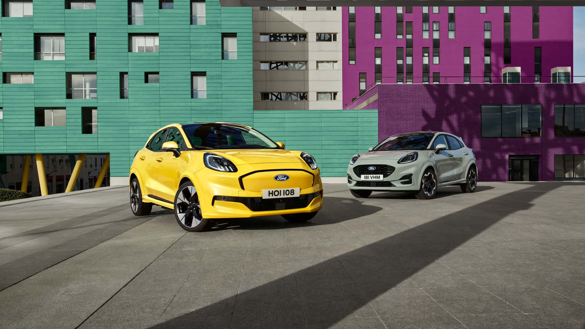 Ford Puma Gen-E e Ford Puma normale. Ford Puma Gen-E versione gialla e Ford Puma normale versione grigia