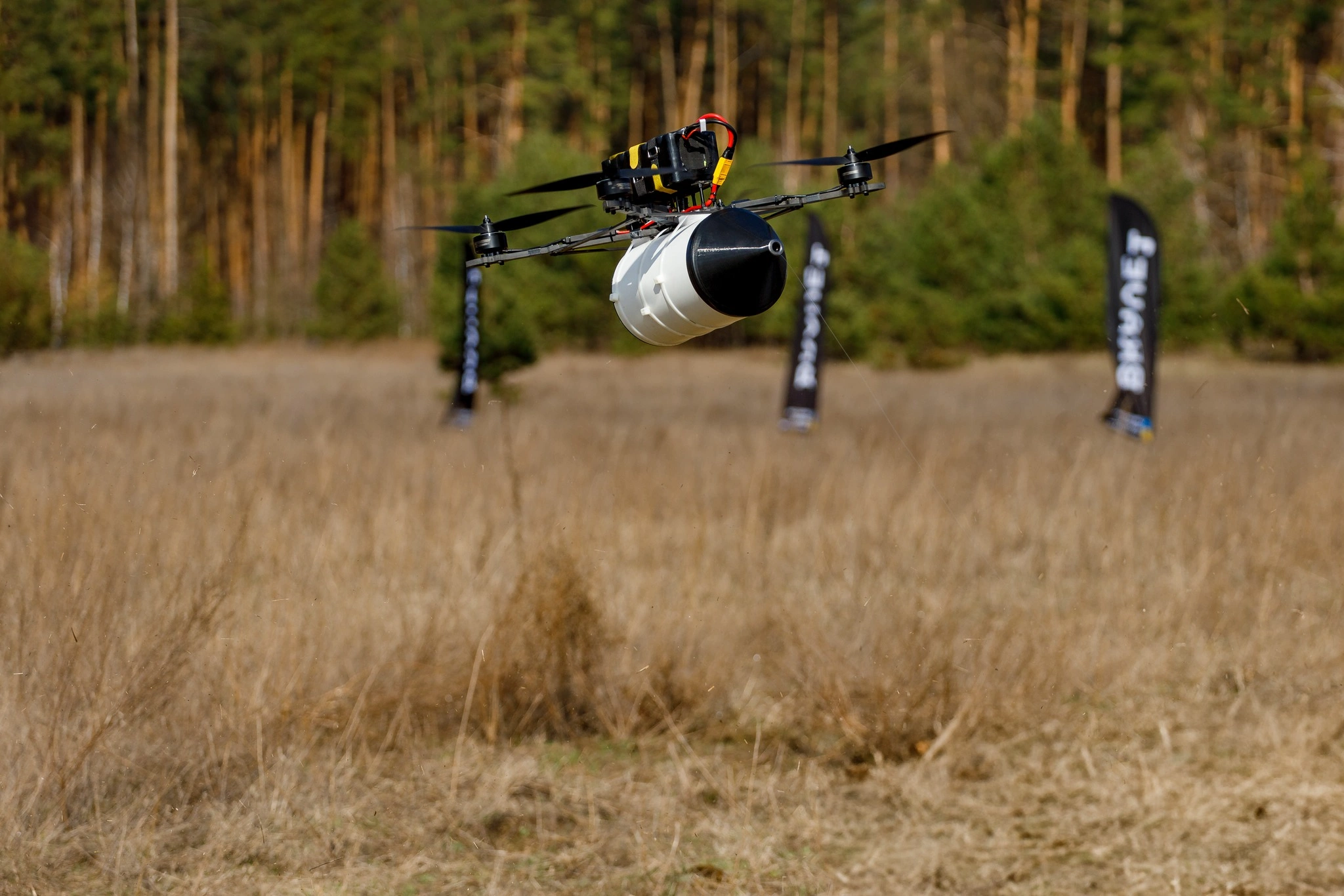 Test di un drone FPV con controllo in fibra ottica. Illustrazione: Brave1