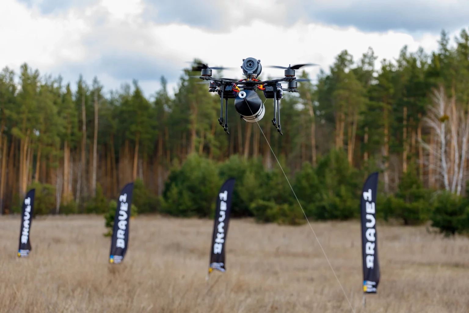 Test di un drone FPV con controllo in fibra ottica. Illustrazione: Brave1