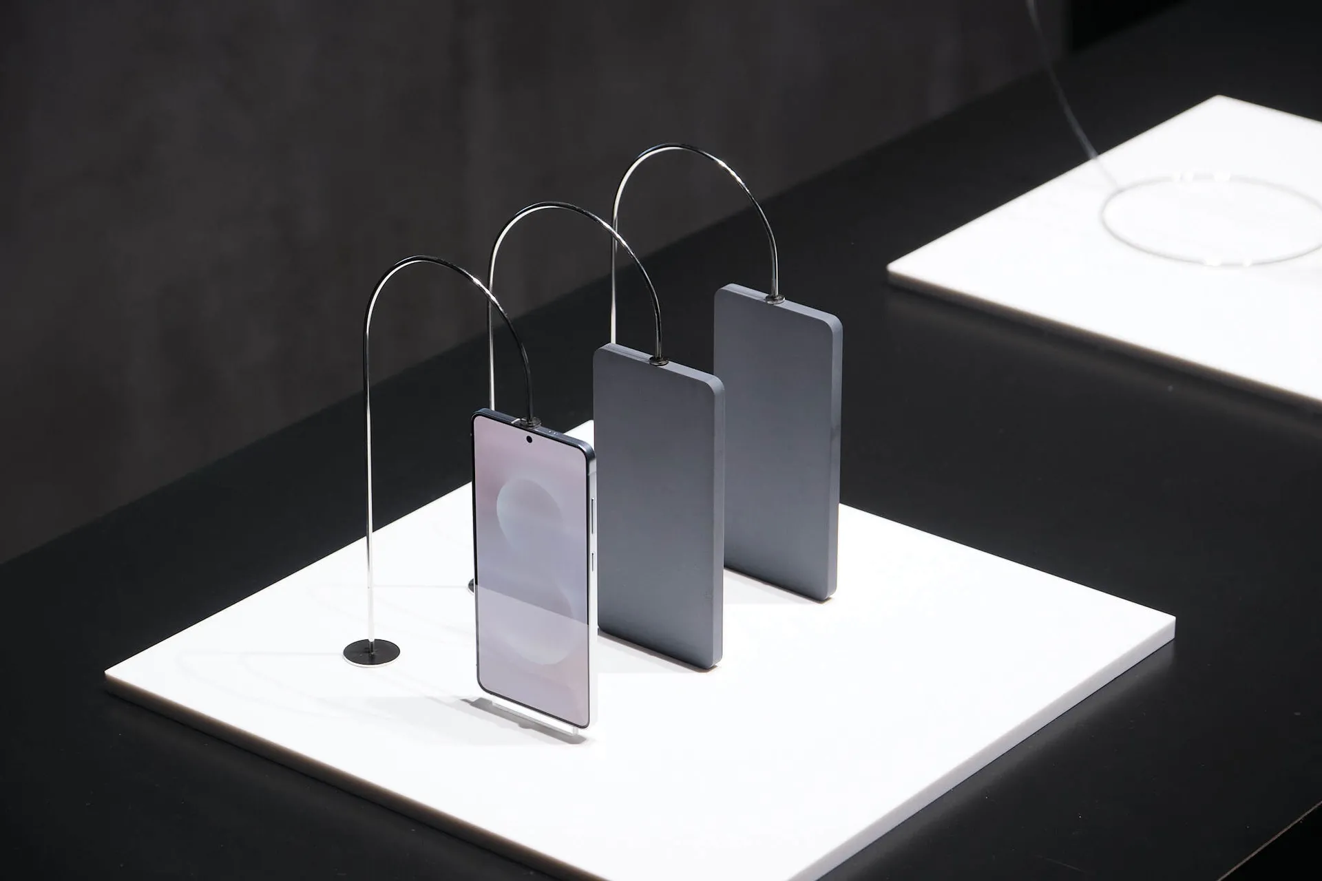 Lo smartphone Galaxy S25 Edge in fiera Lo smartphone Galaxy S25 Edge in fiera