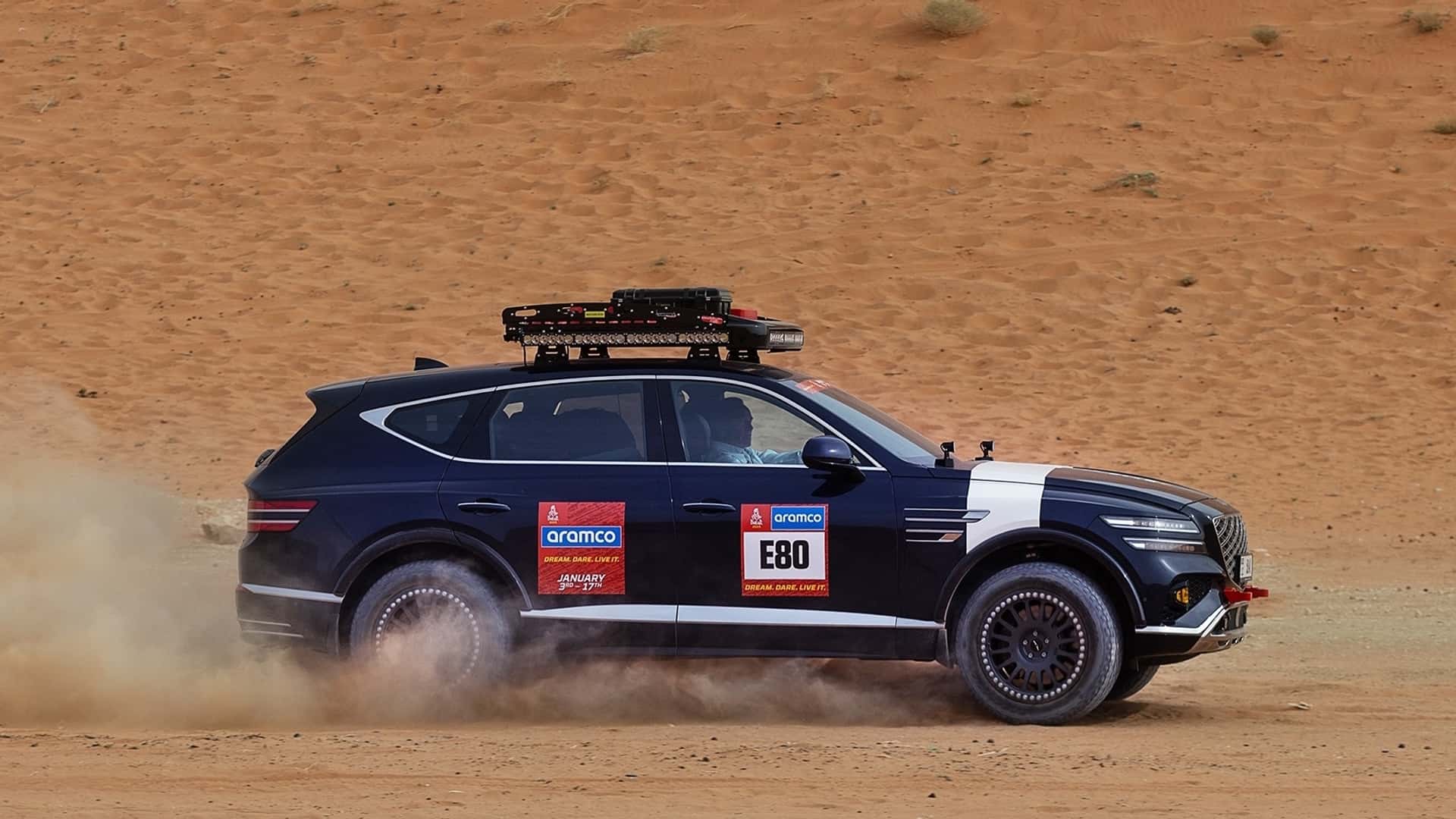 Genesis GV80 Desert Edition con vista sul deserto