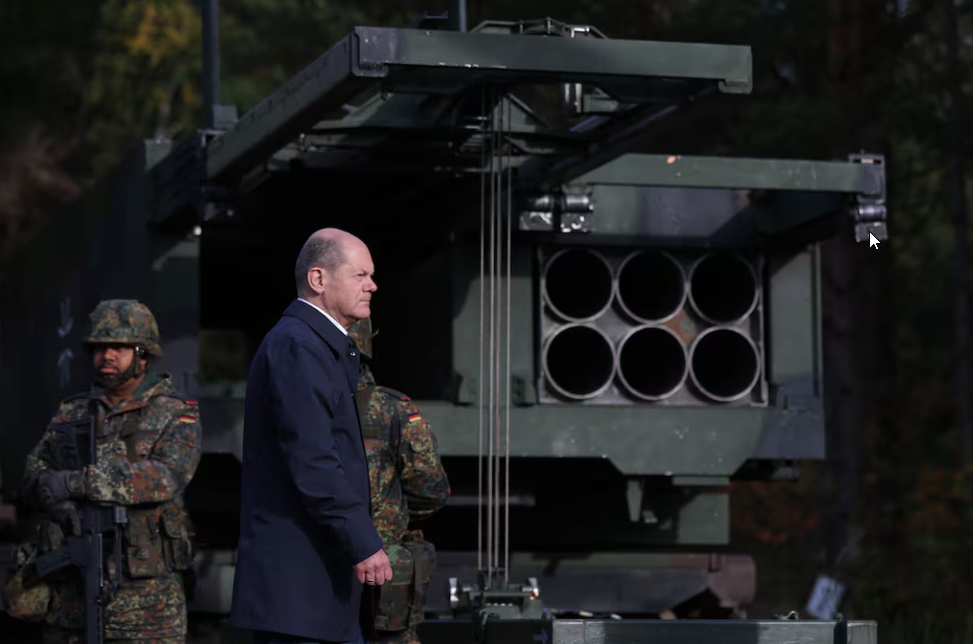 Il cancelliere tedesco Olaf Scholz passa davanti al Multiple Launch Rocket System (MARS II). Illustrazione: AFP Il cancelliere tedesco Olaf Scholz accanto al sistema di razzi a lancio multiplo (MARS II)