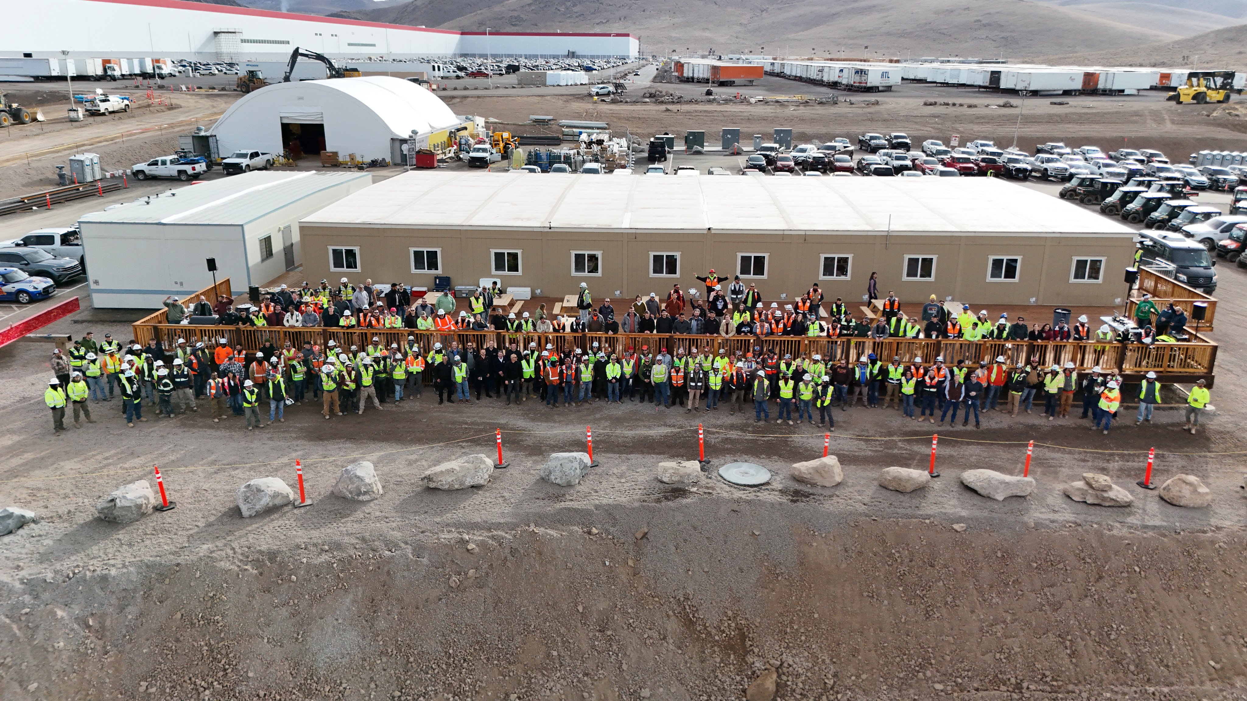 Struttura principale in acciaio dell'impianto Tesla Semi in Nevada Struttura principale in acciaio dell'impianto Tesla Semi in Nevada