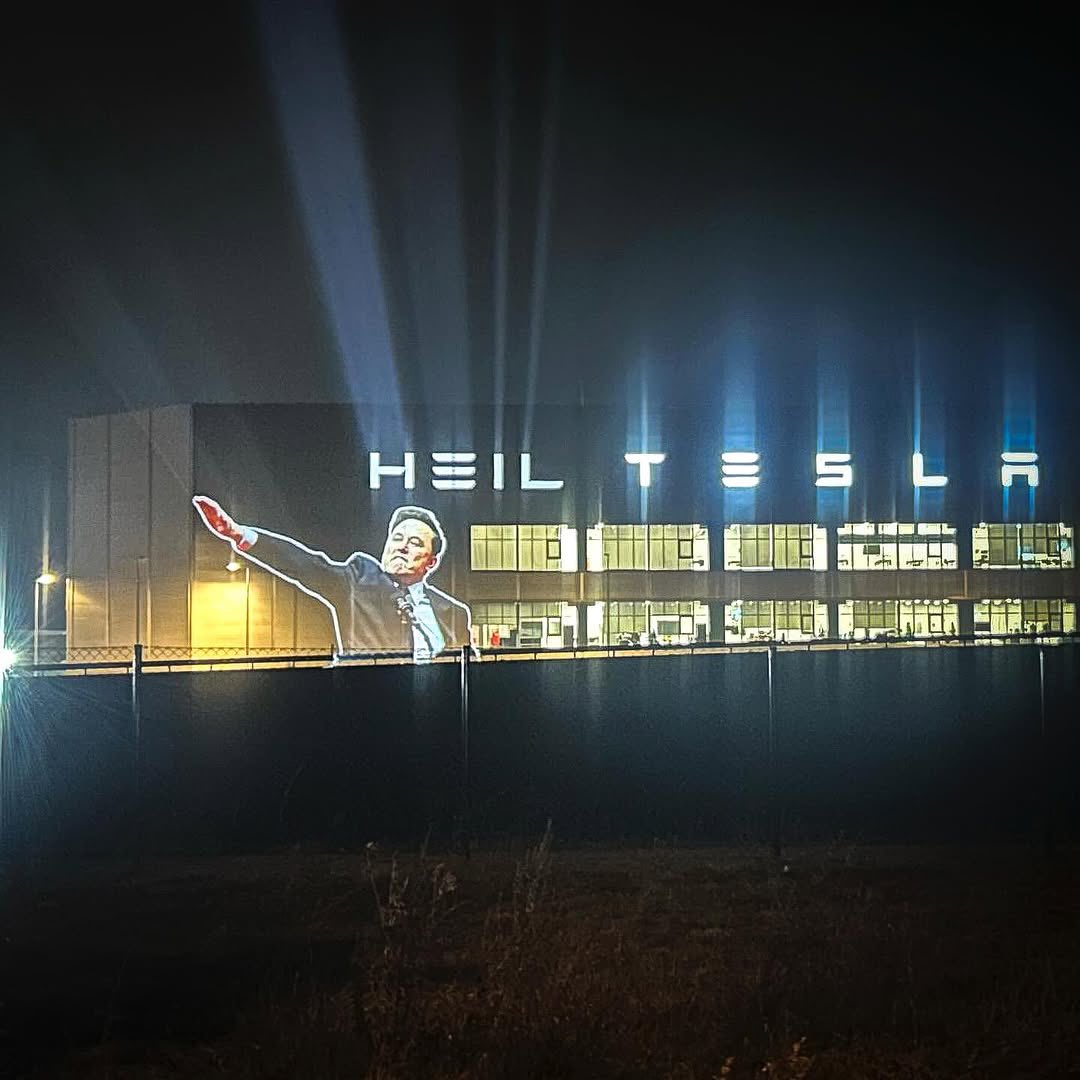 Ilon Musk sulla facciata della Gigafactory Tesla di Berlino-Brandeburgo L'immagine del saluto nazista di Ilon Musk