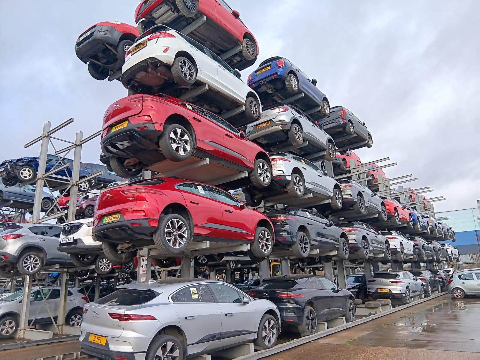 Alcune Jaguar I-Pace in rottamazione. Alcune Jaguar I-Pace in rottamazione.