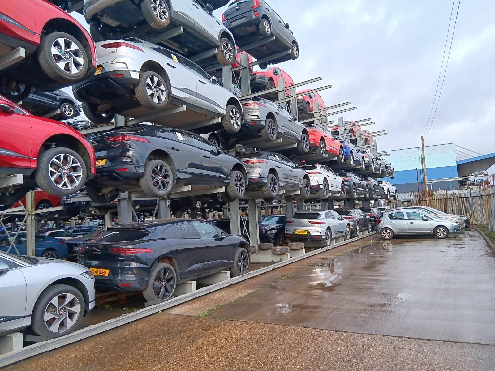 Jaguar I-Pace, in attesa di smaltimento Jaguar I-Pace, in attesa di smaltimento