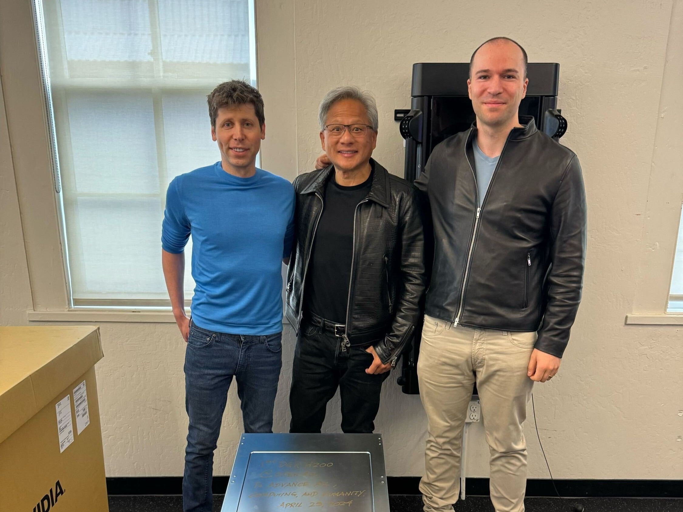 Il CEO di NVIDIA ha consegnato personalmente i primi acceleratori di intelligenza artificiale DGX H200 alla sede di OpenAI Il CEO di NVIDIA ha consegnato personalmente i primi acceleratori di intelligenza artificiale DGX H200 alla sede di OpenAI