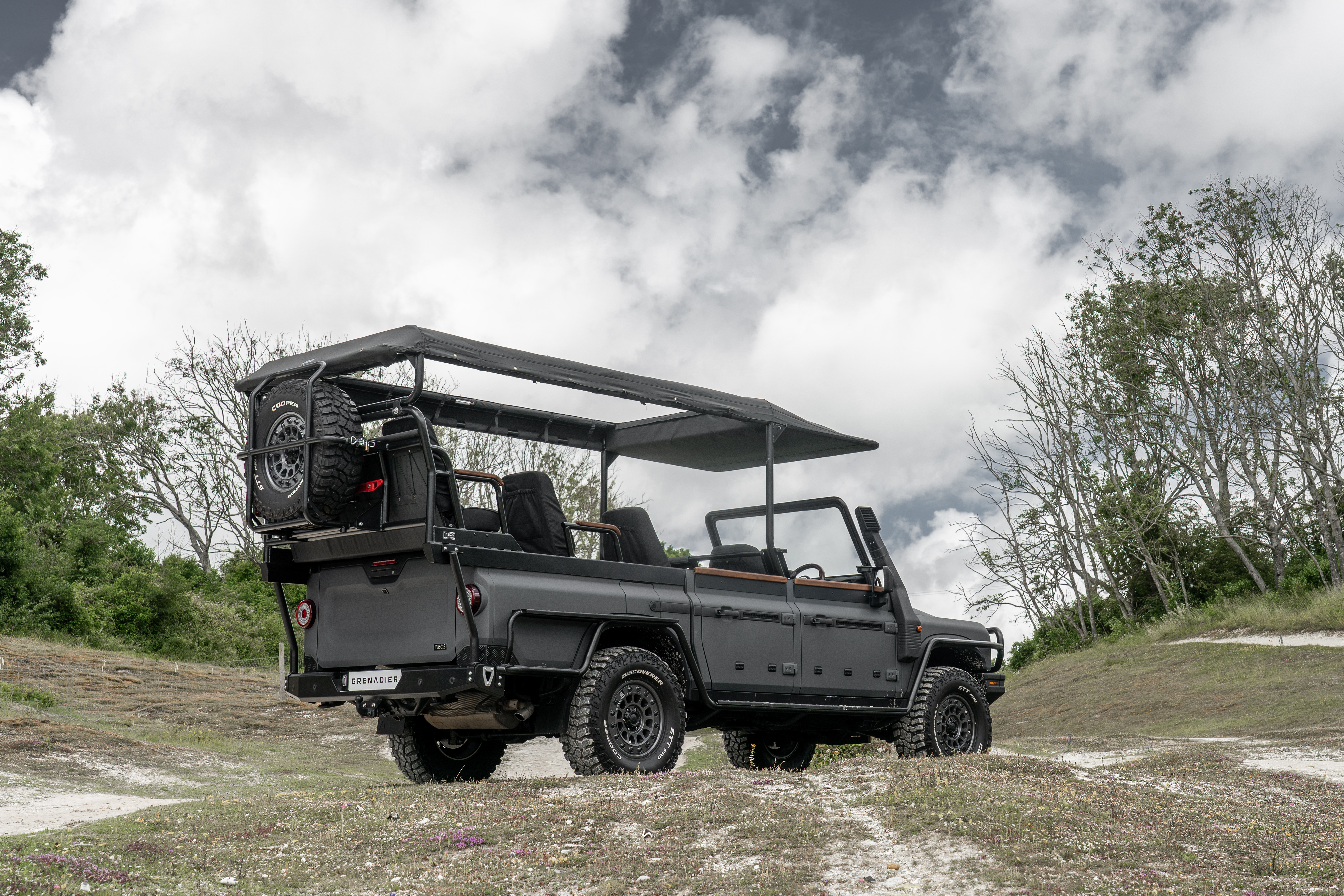 Vista laterale del Grenadier Game Viewer con sedili aperti