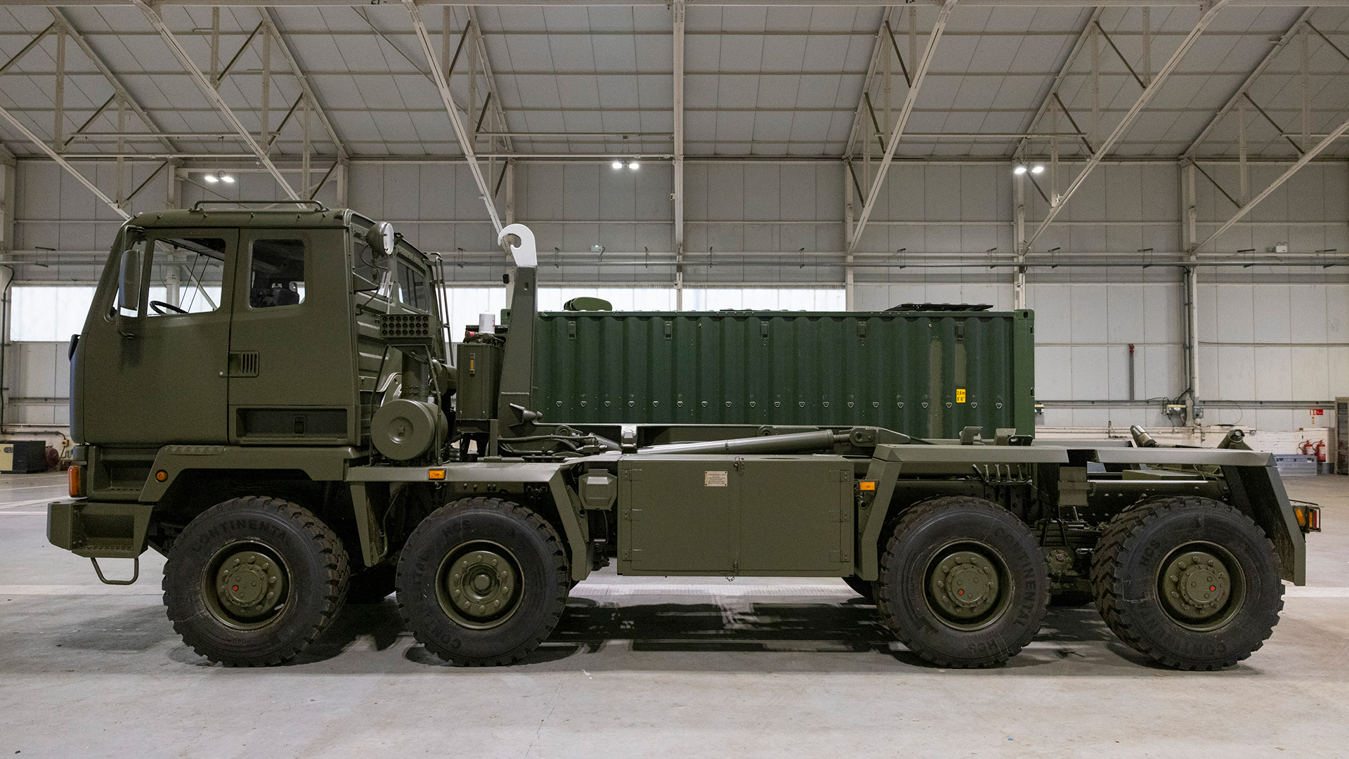 Un camion e un container con missili Gravehawk. Illustrazione: Notizie delle Forze Armate