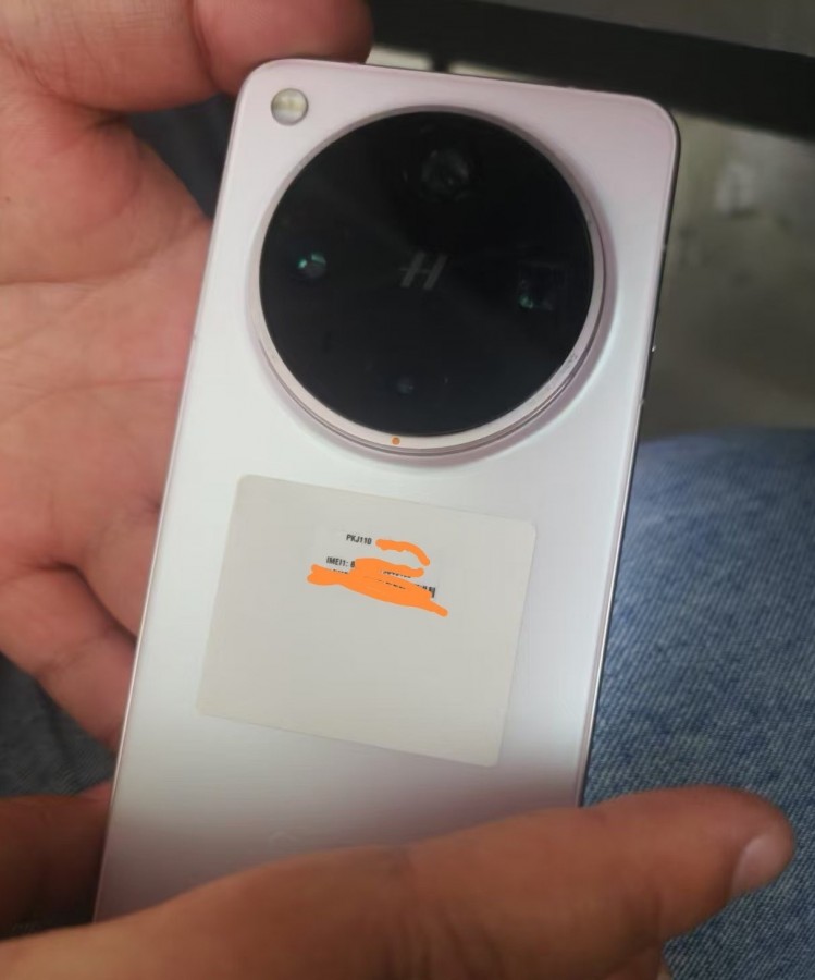 Presunto Oppo Find X8 Ultra Il presunto Oppo Find X8 Ultra. Illustrazione: Ice Univerce