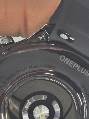 Illustrazione: MKBHD Sul retro dell'orologio si legge "Meda in China" anziché "Made in China".