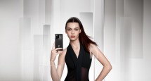 Huawei nova 13 design con modello cellulare Huawei nova 13 design con modello cellulare