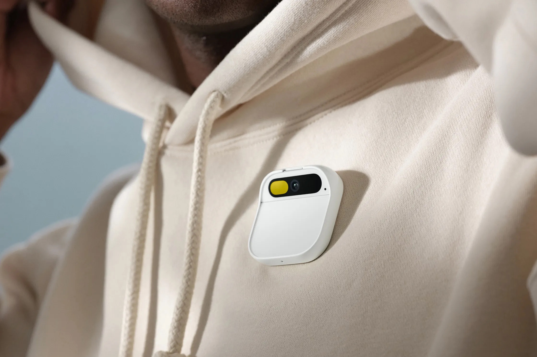 Humane ha presentato ufficialmente AI Pin, un dispositivo indossabile con proiettore laser e supporto per i modelli OpenAI al prezzo di 699 dollari. Humane ha presentato ufficialmente AI Pin, un dispositivo indossabile con proiettore laser e supporto per i modelli OpenAI al prezzo di 699 dollari.