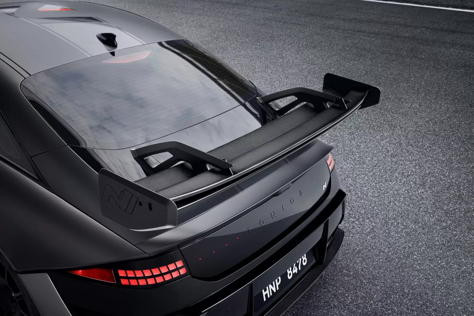 Vista della parte posteriore della Hyundai Ioniq 6 N