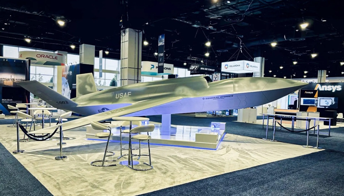 L'azienda statunitense General Atomics ha presentato un modello a grandezza naturale di un caccia senza pilota "usa e getta". L'azienda statunitense General Atomics ha presentato un modello a grandezza naturale di un caccia senza pilota "usa e getta".