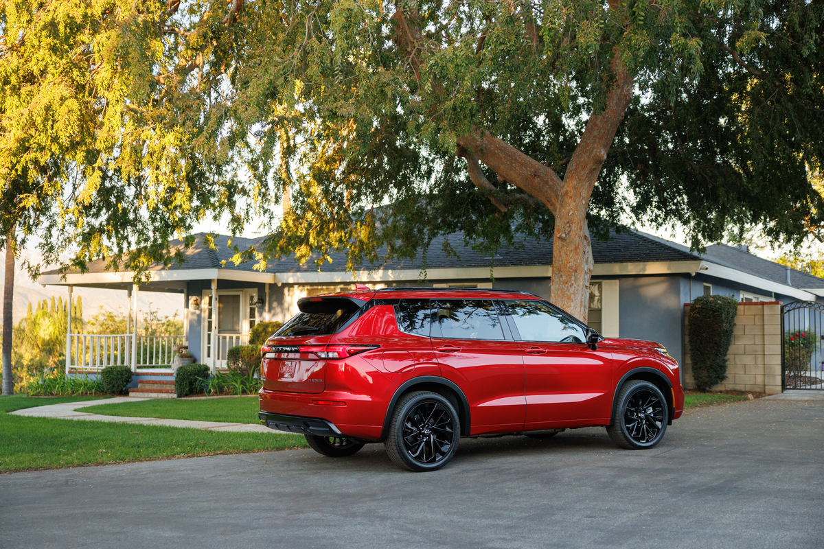 Vista laterale della Nissan Rogue PHEV 2026