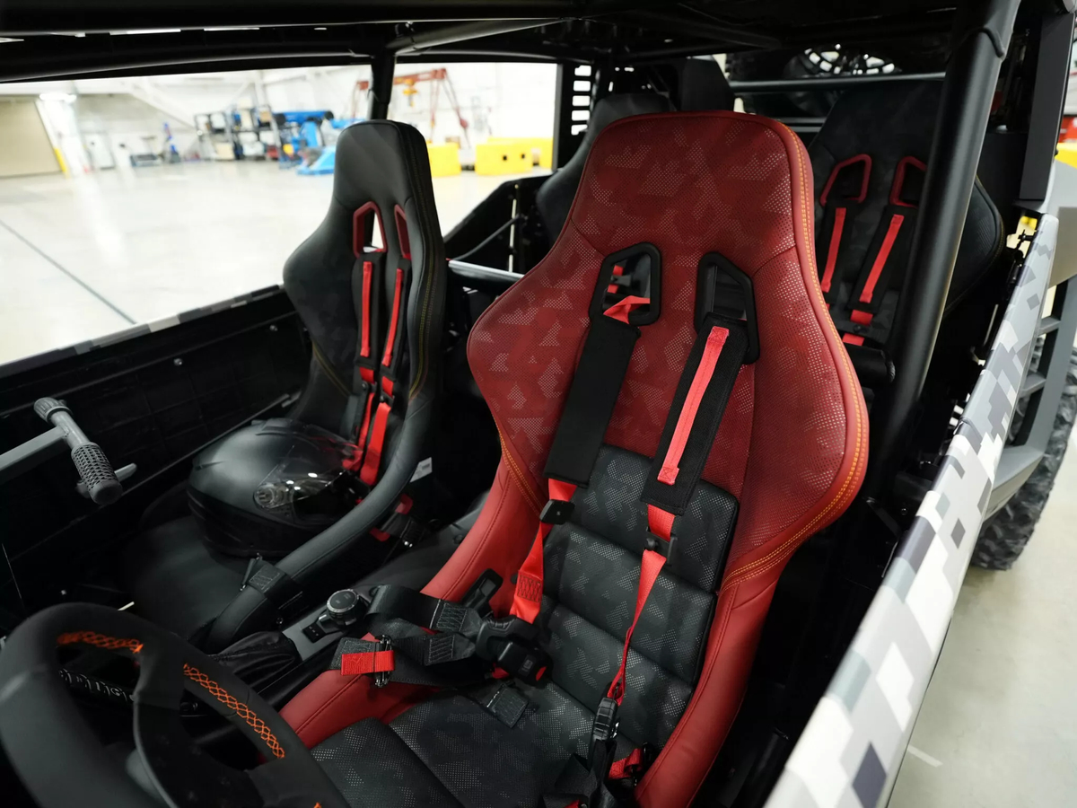 Pneumatici fangosi e gabbia di sicurezza FIA su Scion 01