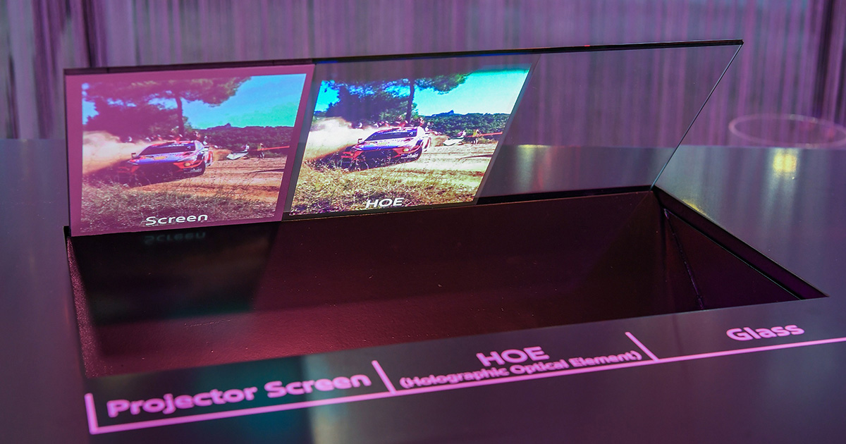 Dimostrazione della tecnologia "Holographic Windshield Display" al CES 2025