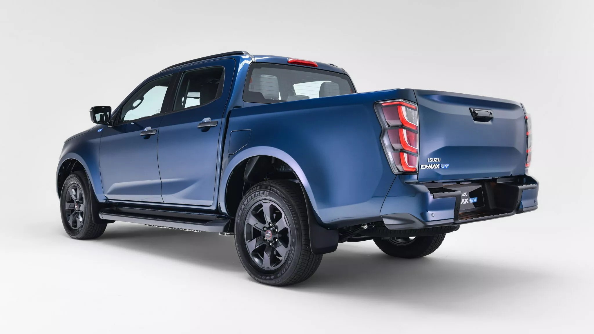Immagine di Isuzu D-Max EV sullo sfondo della natura