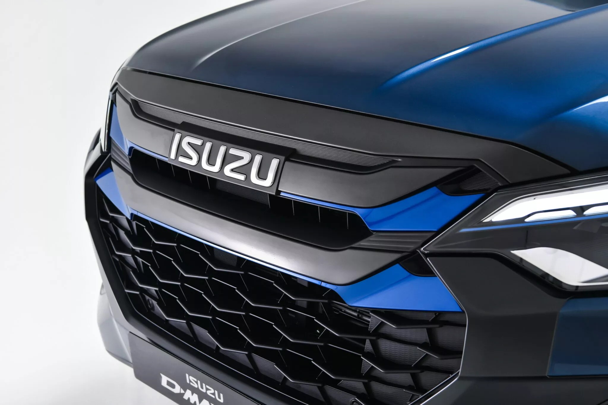 Vista frontale di Isuzu D-Max EV