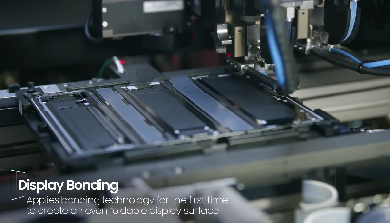 Processo di assemblaggio dello smartphone Galaxy Z TriFold