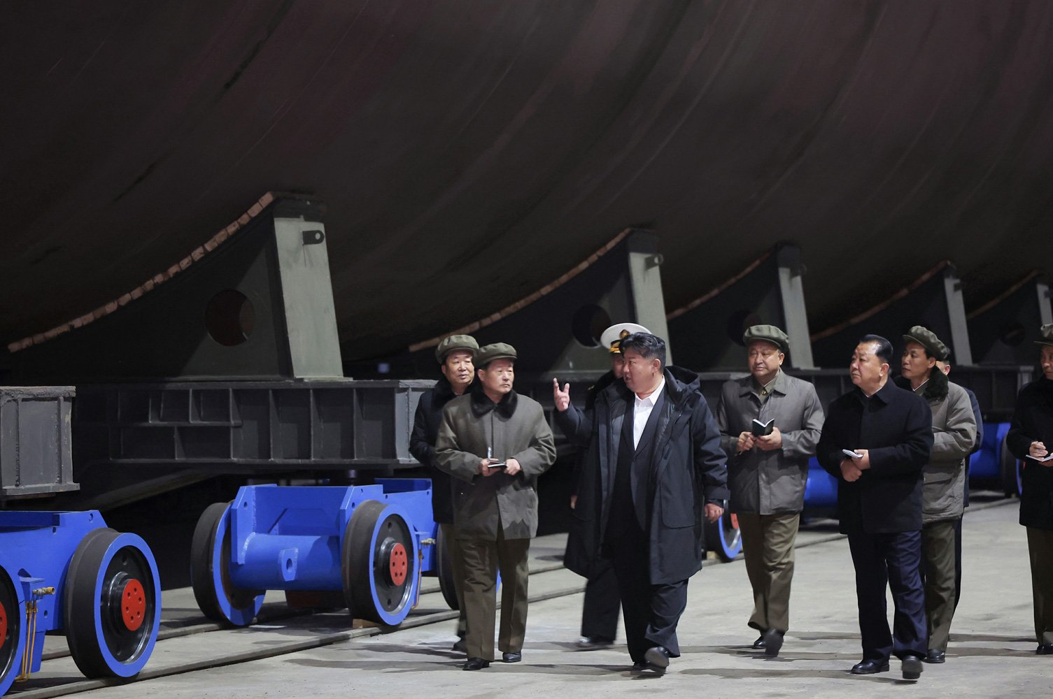 Kim Jong-un durante un'ispezione al cantiere navale di Cheongjin