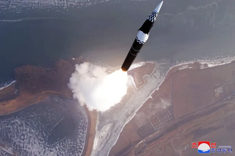 Un nuovo missile balistico ipersonico a medio raggio. 6 gennaio 2025. Illustrazione: Reuters