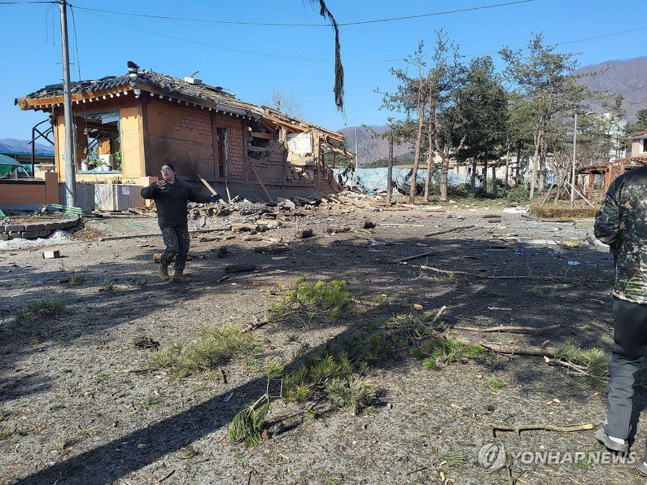 Ufficiali militari ispezionano l'area in cui sono state sganciate le bombe a Pochon