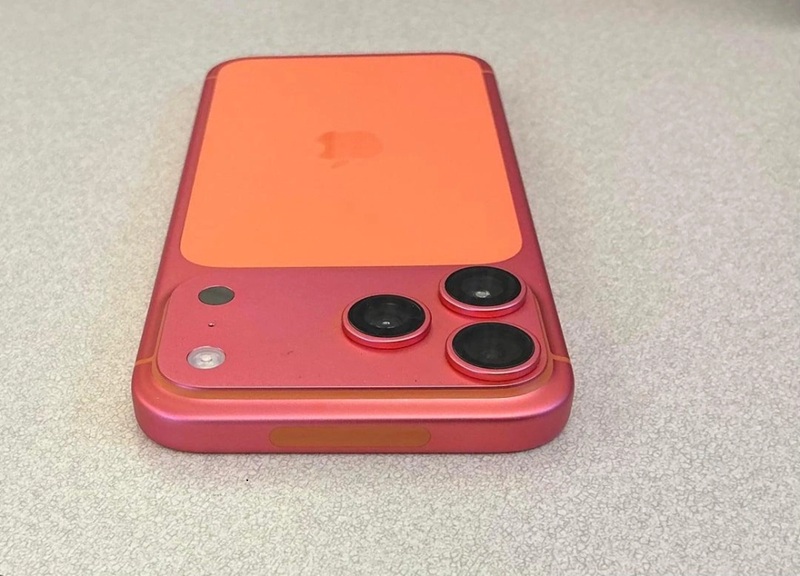 Image of iPhone 17 Pro changing body color