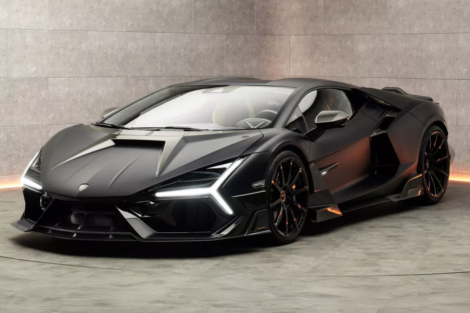 Lamborghini Revuelto by Mansory in un ambiente meraviglioso