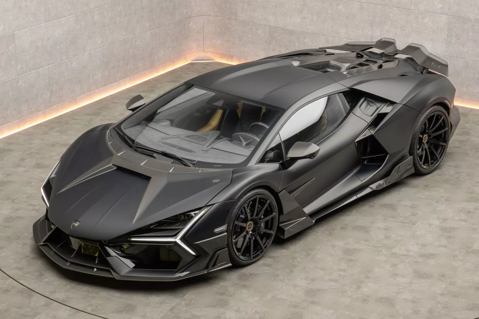 Cofano in carbonio della Lamborghini Revuelto by Mansory