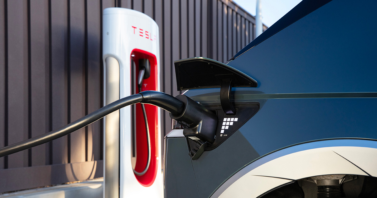 Una Hyundai Ioniq 5 Limited 2025 con connettore di ricarica NACS viene fotografata collegata a una stazione Tesla Supercharger a Boulton, in California, il 26 agosto 2024. Foto: Hyundai Una Hyundai Ioniq 5 Limited 2025 collegata a una stazione Tesla Supercharger a Bewleton
