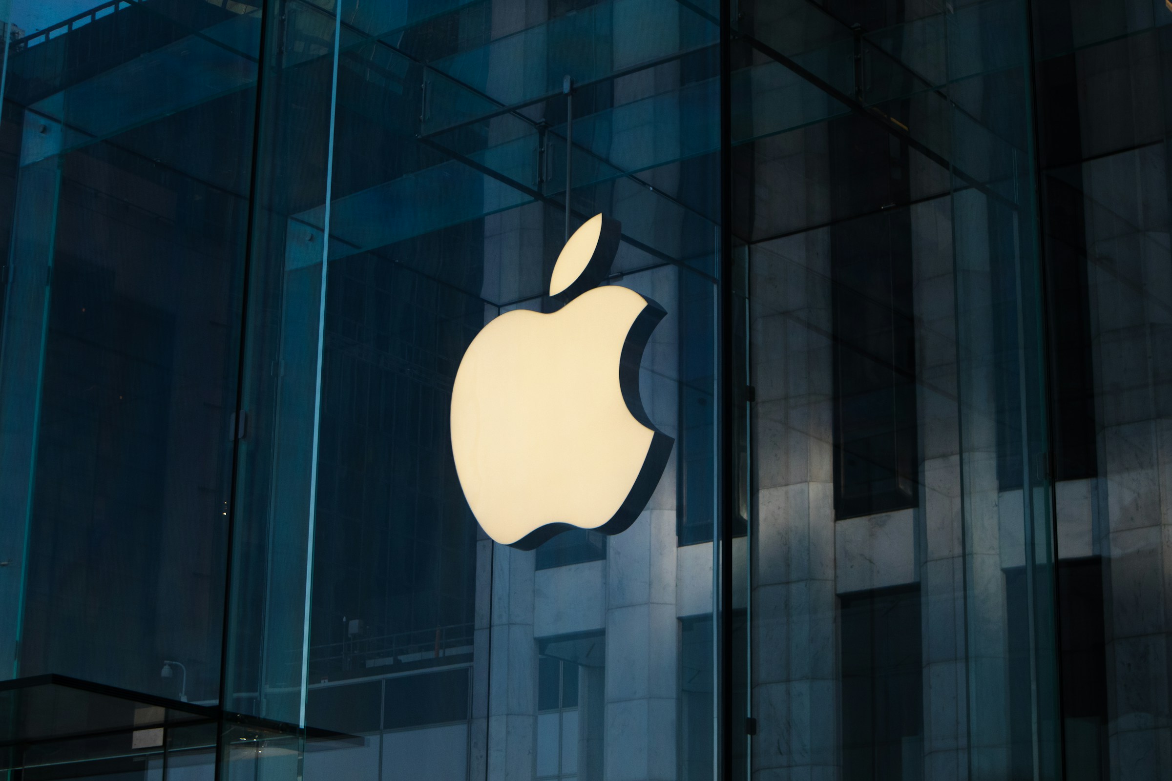 Apple ha presentato un modello di AI per la modifica delle immagini basato su comandi di testo Apple ha presentato un modello di AI per la modifica delle immagini basato su comandi di testo