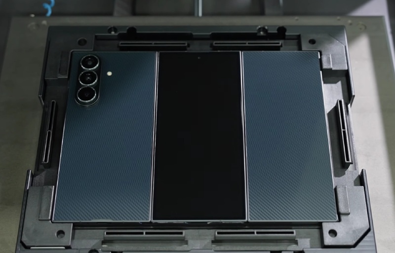 Attaccamento dei pannelli posteriori del Galaxy Z TriFold