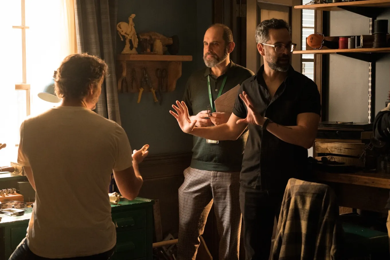 Neil Druckmann, Craig Mazin e Pedro Pascal sul set