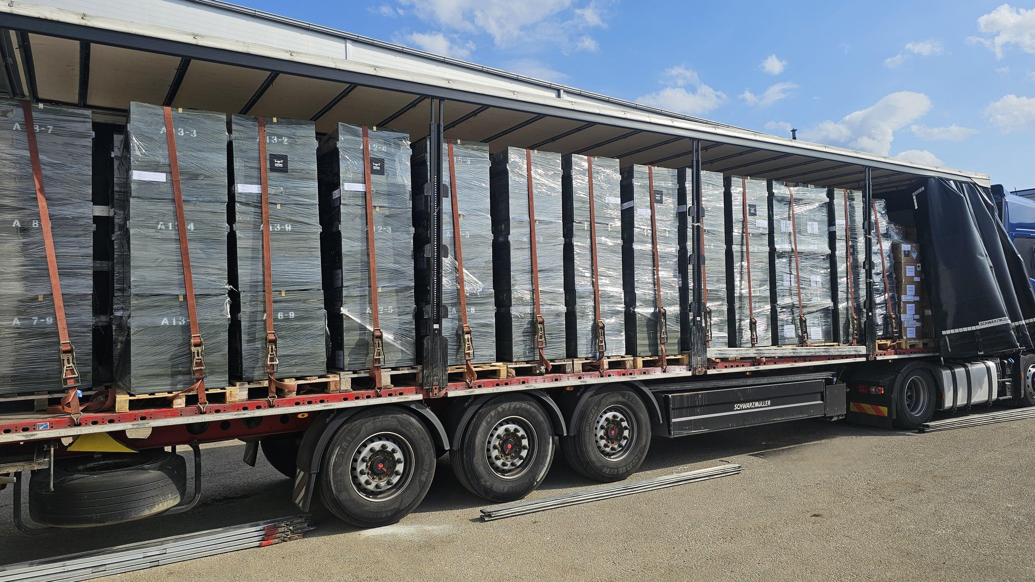 Un camion con droni per l'Ucraina