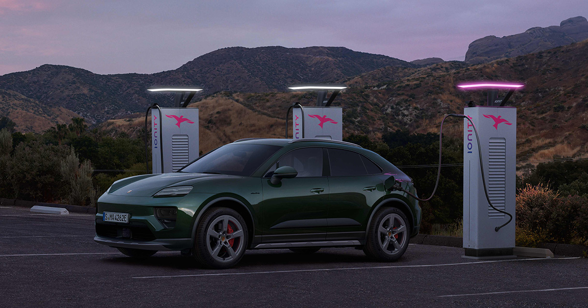 Porsche Macan 4S (2024) alla stazione di ricarica