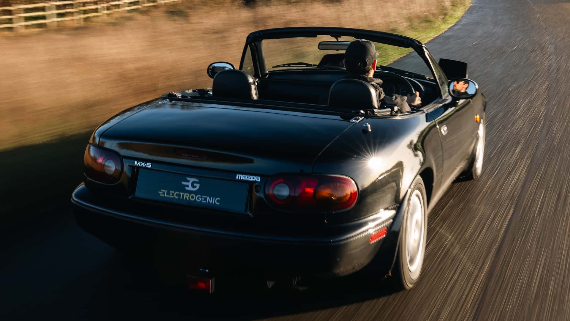 Mazda MX-5 NA elettrificata - vista 5