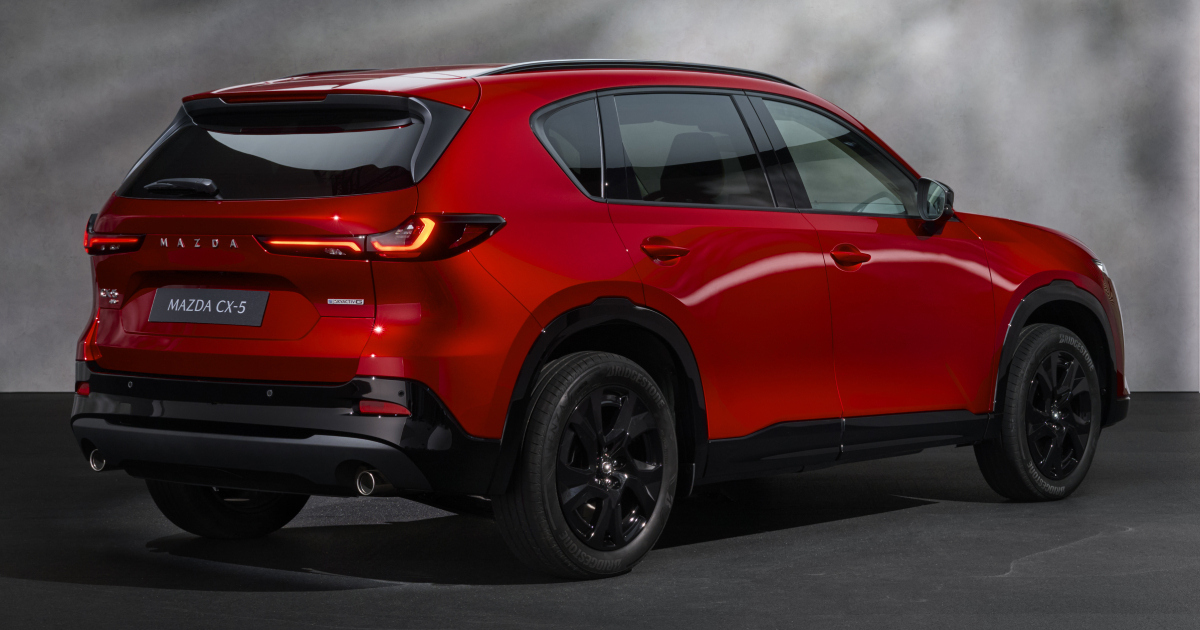 Mazda CX-5 sullo sfondo di una strada cittadina