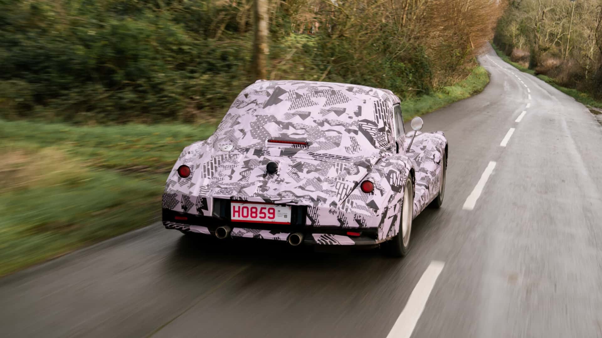 Un prototipo della nuova auto di Morgan in versione camuffata