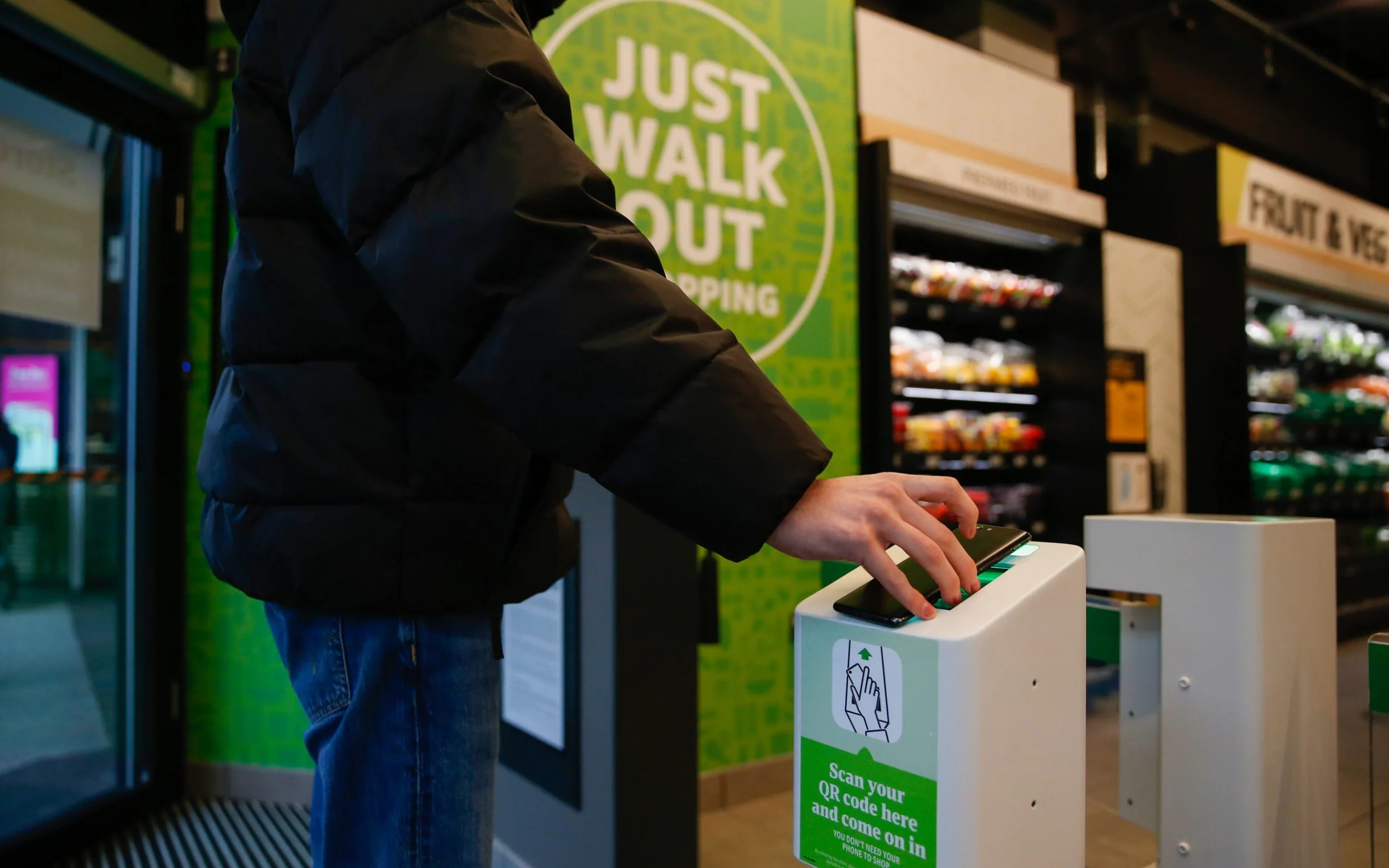Amazon abbandona la tecnologia Just Walk Out nei suoi negozi di alimentari Amazon abbandona la tecnologia Just Walk Out nei suoi negozi di alimentari