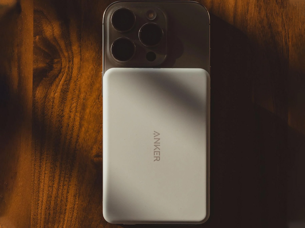 Nuovo design del power bank Anker MagGo Qi2 Slim 5K