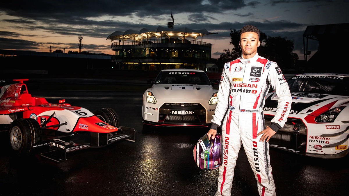 Sony ha presentato il primo teaser del film sul franchise di Gran Turismo® con filmati delle riprese e commenti degli attori e degli stuntman. Sony ha presentato il primo teaser del film sul franchise di Gran Turismo® con filmati delle riprese e commenti degli attori e degli stuntman.