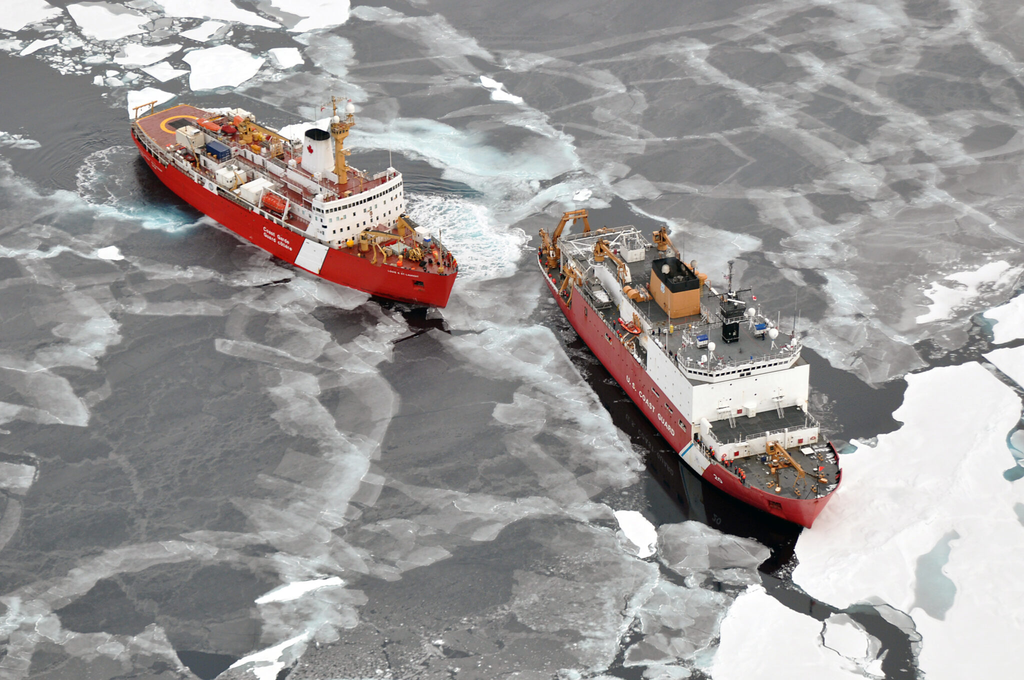 La nave della Guardia Costiera canadese Louis S. St Laurent". Illustrazione: Guardia costiera statunitense
